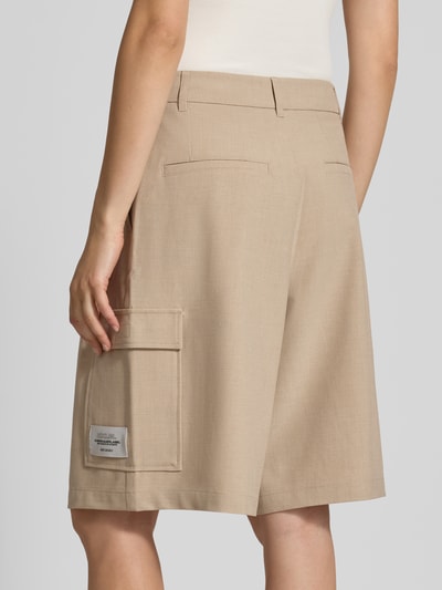 Frauenmodel trägt Bermudas mit Bundfalten und Gesäßtaschen von Karo Kauer in Beige aus Material-Mix mit Viskose-Anteil, Relaxed Fit, Ganzkörperansicht Rückansicht.