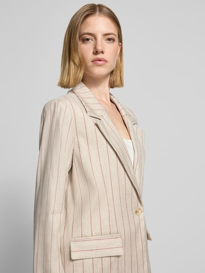 Frauenmodel trägt Blazer aus Leinen-Mix mit Pattentaschen Modell 'Nancy Miriam' von MOS MOSH mit feinen Streifen, hellen Farben, Nahaufnahme Oberkörper, Straight Fit, Reverskragen, Knopfverschluss, Viskose-Anteil, Rückenlänge 70 cm, Brustweite 52 cm, Ärmellänge 62 cm.