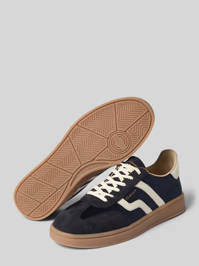 Productfoto, Sneaker aus Leder-Textil-Mix Modell 'Cuzima' van Gant, dames sneakers met afgeronde punt, vetersluiting, labeldetail, rubberzool, hakhoogte maat 40: 3 cm, schachthoogte maat 40: 8 cm, schachtbreedte maat 40: 9 cm, donkerblauw met witte accenten, mix van leer en textiel, gestructureerde zool, contrasterende kleuren, geschikt voor dagelijks gebruik