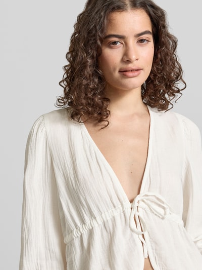 Frauenmodel trägt Regular Fit Langarmbluse aus reiner Baumwolle Modell 'SASTINA' von Pieces, Optik: Unifarben, Musselin, Nahaufnahme Oberkörper.