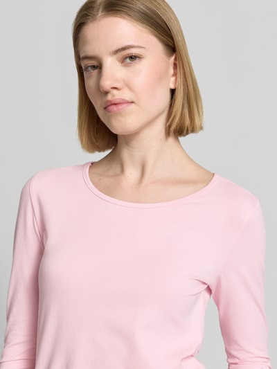 Frauenmodel trägt Longsleeve mit geripptem Rundhalsausschnitt von ZABAIONE in Hellrosa, Baumwoll-Elasthan-Mix, Nahaufnahme Oberkörper.