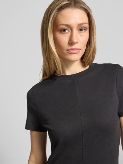 Frauenmodel trägt Midikleid aus reiner Baumwolle von Tommy Hilfiger, schwarz, unifarben, kurzarm, Rundhals, Nahaufnahme Oberkörper.