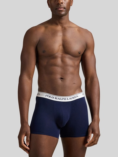Männermodel trägt Trunks aus Baumwoll-Mix im 3er-Pack von Polo Ralph Lauren Underwear, unifarben, Label-Bund, Ganzkörperansicht von vorne.