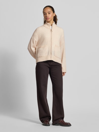 Frauenmodel trägt helle Regular Fit Strickjacke aus Woll-Mix Modell 'SIA' von Selected Femme, Damen Strickjacke, Ganzkörperansicht von vorne.
