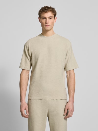 Männermodel trägt Relaxed Fit T-Shirt mit Rundhalsausschnitt von JAKE*S STUDIO MEN, Modal-Baumwoll-Mix, Strukturmuster, Ganzkörperansicht von vorne.