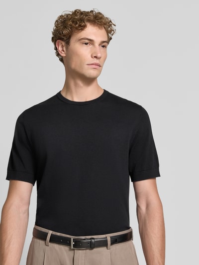 Męski model nosi jednokolorowy t-shirt Model 'TORINO' od SELECTED HOMME, krój regular fit, okrągły dekolt, czysta bawełna, z krótkim rękawem, prążkowane wykończenia, zbliżenie górnej części ciała.