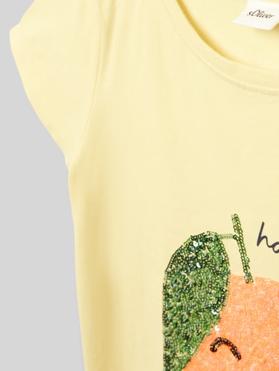 Mädchen trägt A-Linien T-Shirt aus reiner Baumwolle von s.Oliver RED LABEL in Unifarbe mit Pailletten-Motiv, Nahaufnahme Oberkörper.