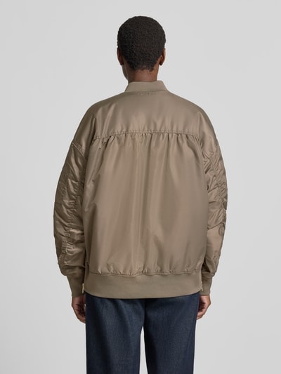 Vrouwenmodel draagt Relaxed Fit bomberjack met opstaande kraag Model 'Ruby' van MOS MOSH in beige met steekzakken, tweewegritssluiting, elastische boordjes, ruglengte maat S: 56 cm, schouderbreedte: 58 cm, borstwijdte: 61 cm, mouwlengte: 57 cm, Ganzkörperansicht achteraan.