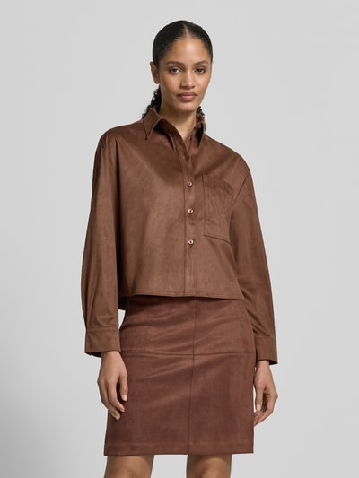 Frauenmodel trägt Loose Fit Hemdbluse mit Brusttasche von s.Oliver RED LABEL, Optik: Unifarben, matt, Materialverarbeitung: Samt, Ganzkörperansicht von vorne.