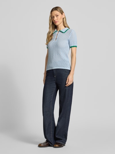 Frauenmodel trägt Slim Fit Poloshirt in Strick-Optik von Jake*s Casual, Reine Baumwolle, Polokragen, Lochmuster, Kurzärmelig, Ganzkörperansicht von vorne.