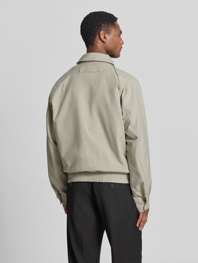 Männermodel trägt Regular Fit Blouson mit Logo-Detail Modell 'Bartos' von HUGO, Optik:Allover-Muster, Ganzkörperansicht Rückansicht.