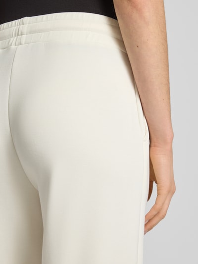 Männermodel trägt Sweatpants mit Label-Applikation Modell 'Talila' von JOOP!, materiał elastyczny z domieszką modalu, prosty krój, detaliczne ujęcie tylnej części.