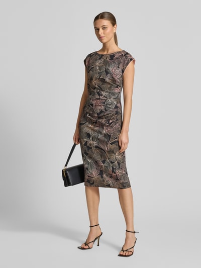 Modelka kobieca nosi Regular Fit Etuikleid mit floralem Allover-Print od Marc Cain, elastyczna mieszanka, taliowana forma, widok całej sylwetki z przodu.