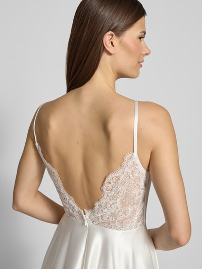 Frauenmodel trägt Regular Fit Kleid aus Satin mit Spitzenbesatz von Luxuar, cremefarben, Rückenausschnitt, Nahaufnahme Rückansicht.