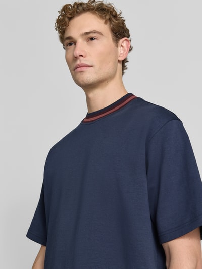 Männermodel trägt T-Shirt mit Rundhalsausschnitt von Jake*s Studio Men, Baumwoll-Mix, Regular-Fit, Kontraststreifen, Nahaufnahme Oberkörper.