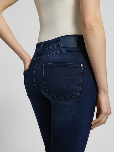 Vrouwenmodel draagt Slim Fit Jeans uit viscosemix Model 'Posh' van Cambio, 5-pocketmodel, knoop- en ritssluiting, detailopname achterkant