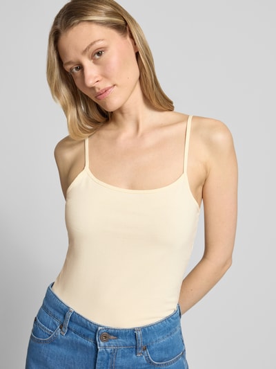 Frauenmodel trägt Regular Fit Trägertop aus Baumwoll-Mix von s.Oliver RED LABEL, Optik: Unifarben, Karree-Ausschnitt, verstellbare Spaghettiträger, Nahaufnahme Oberkörper.