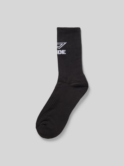 Produktfoto, Socken mit Logo-Stitching von RHUDE aus reiner Baumwolle in Schwarz, Regular Fit, Strick- und Ripp-Optik, auf grauem Hintergrund.
