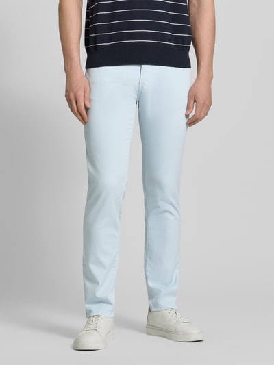 Männermodel trägt Regular Fit Hose mit Eingrifftaschen Modell 'Lyon' von Pierre Cardin, Baumwoll-Elasthan-Mix, Ganzkörperansicht von vorne.
