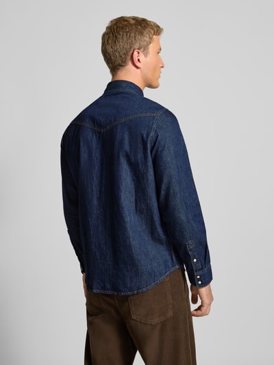 Męski model nosi Regular Fit Jeanshemd aus reiner Baumwolle od Pepe Jeans, niebieski denim, melanż, długie rękawy, widok tył, całe ciało.