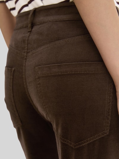 Frauenmodel trägt Boyfriend Fit Cordhose aus Baumwoll-Mix von Marc O'Polo, brauner Cordstoff mit sichtbarer Struktur, Nahaufnahme Rückansicht, Damen Cordhose von Marc O'Polo