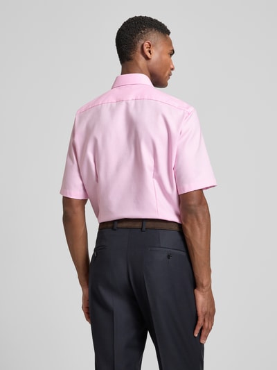 Męski model nosi Regular Fit Business-Hemd mit Kentkragen od OLYMP, różowa bawełna, gładka struktura, krój regular fit, widok całej sylwetki z tyłu. Szerokość w rozmiarze 40: 47 cm, długość tyłu: 80 cm, długość rękawa: 27 cm, kieszeń na piersi.