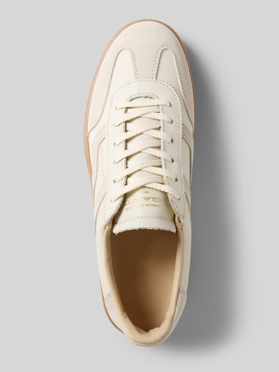 Produktfoto, Sneakersy z naturalnej skóry o zaokrąglonym kroju, model 'Cuzima' od Gant, wytłoczone logo, wysokość obcasa 3 cm, wysokość cholewki 7 cm, szerokość w rozmiarze 40: 8 cm, kolor kremowy, detale w stylu retro