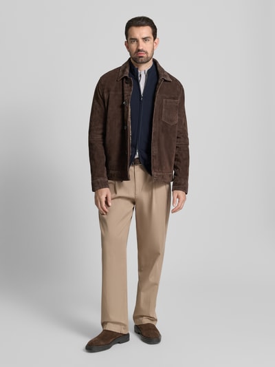 Männermodel trägt Strickjacke mit Reißverschluss von Christian Berg Men, Reine Bio-Baumwolle, Lockerer-Schnitt, Ganzkörperansicht von vorne.