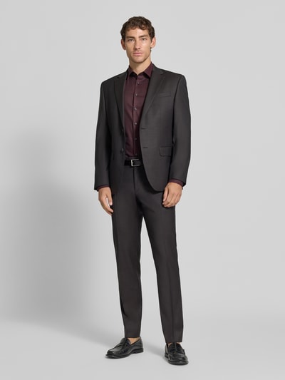 Männermodel trägt Super Slim Fit Businesshemd aus Baumwoll-Mix von OLYMP No. Six in Dunkelrot, Kombi mit Anzug, Ganzkörperansicht von vorne.