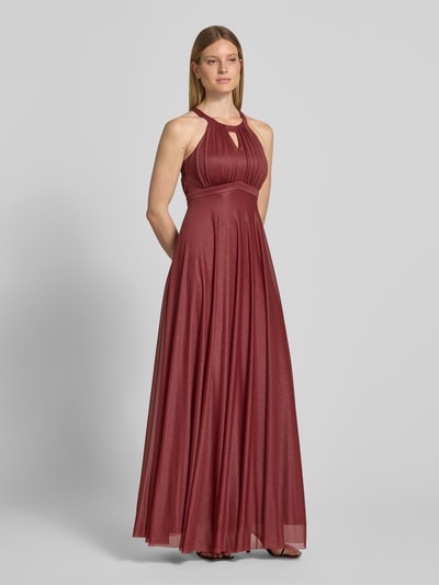 Frauenmodel trägt Schimmerndes Abendkleid mit Schlüsselloch-Ausschnitt von Jake*s Cocktail aus Mesh in A-Linie als Maxikleid, Ganzkörperansicht von vorne. Rückenlänge bei Größe 36: 153 cm, Brustweite bei Größe 36: 30 cm.