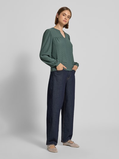 Frauenmodel trägt Regular Fit Tunika mit Lochstickerei Modell 'SANDRA' von ONLY in Dunkelgrün, kombiniert mit blauer Hose, Ganzkörperansicht von vorne, Damen Tunika von ONLY.