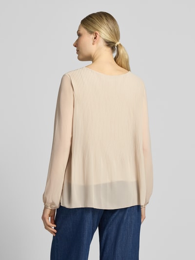Männermodel trägt bluzka z szyfonu ZABAIONE Bluse mit Plisseefalten Modell 'Ev44a', krój straight fit, dekolt w łódkę, plisy, elastyczne zakończenia rękawów, długość tyłu w rozmiarze S: 61 cm, długość rękawów w rozmiarze S: 61 cm, widok całej sylwetki z tyłu.