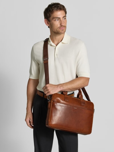 Mężczyzna nosi torbę na laptop Laptoptasche aus echtem Rindsleder Modell 'Cerratano Pandion' od JOOP! COLLECTION, jasnobrązowy, gładka skóra, Ganzkörperansicht von vorne.