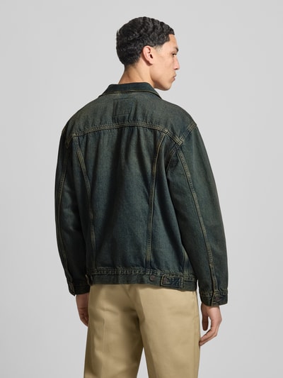 Męski model nosi Relaxed Fit Jeansjacke aus reiner Baumwolle Modell 'TRUCKER' od LEVI'S®, kolor jednolity, denim, widok całej sylwetki od tyłu