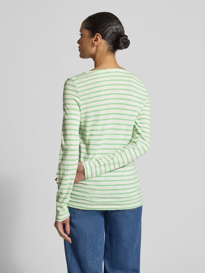 Frauenmodel trägt Regular Fit Langarmshirt aus reiner Baumwolle von s.Oliver RED LABEL mit grün-weißen Streifen und U-Boot-Ausschnitt, Ganzkörperansicht Rückansicht.