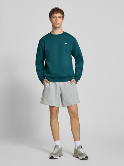 New Balance Sweatshirt mit Rundhalsausschnitt und Label-Stitching Dunkelgruen 1