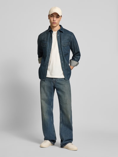 Männermodel trägt Regular Fit Jeanshemd mit Brusttaschen Modell 'Dakota' von G-Star Raw aus Reine Baumwolle, Ganzkörperansicht von vorne.