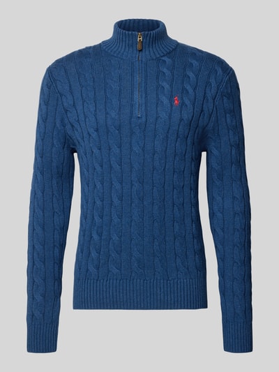 Produktfoto, blauer Strickpullover mit Label-Stitching von Polo Ralph Lauren aus reiner Baumwolle, Regular-Fit, Stehkragen, kurzer Reißverschluss, gerippte Abschlüsse.
