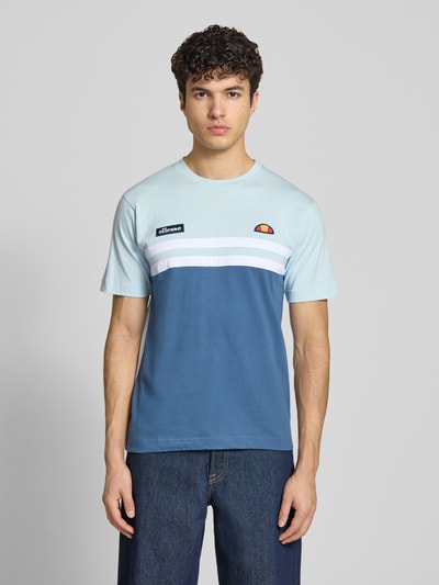 Männermodel trägt Herren T-Shirt von Ellesse aus Reine Baumwolle, Regular-Fit, Modell 'VENIRE', mit Label-Stitchings, Farbblock-Design, Rundhalsausschnitt, Rückenlänge bei Größe M: 66 cm, Ganzkörperansicht von vorne.