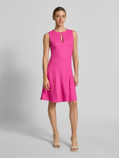 Frauenmodel trägt Knielanges Kleid aus Leinen-Mix mit Schlüsselloch-Ausschnitt von GUIDO MARIA KRETSCHMER WOMAN, pink, Gerader-Schnitt, Ganzkörperansicht von vorne, Kontext: Damen Kleid, Leinen-Viskose-Mix, Modell 'Ricarda', Seitlicher Nahtreißverschluss, Rückenlänge 95 cm, Brustweite 42 cm.