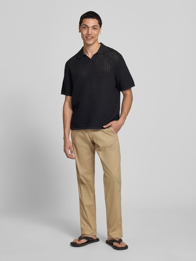 Männermodel trägt Relaxed Fit Hose aus Baumwoll-Leinen-Mix Modell 'KANE' von Jack & Jones in Beige, elastischer Bund mit Schnürung, Gesäßtaschen, Bundweite 42 cm, Innenbeinlänge 82 cm, Ganzkörperansicht von vorne.