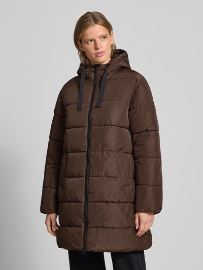 Kobieta modelka nosi brązowy Daunenmantel mit seitlichen Eingrifftaschen von ONLY z poliestru, jednolity, długiej długości, stebnowania, dwukierunkowy zamek, kieszenie boczne, zdjęcie całej sylwetki z przodu.