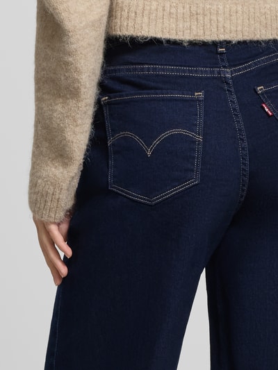 Kobiece modelka nosi Jeans mit 5-Pocket-Design od Levi's®, ciemnoniebieski, bawełna ze stretchem, luźny krój, detal tylnych kieszeni, zbliżenie tylu. Szerokość w rozmiarze 27/32: 37 cm, długość nogawki wewnętrznej: 81 cm.
