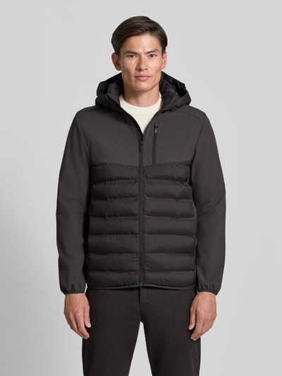 Männermodel trägt Regular Fit Steppjacke mit abnehmbarer Kapuze von Tom Tailor Denim in Schwarz, glatte und gesteppte Flächen, Ganzkörperansicht von vorne, Herren Daunenjacke von Tom Tailor Denim