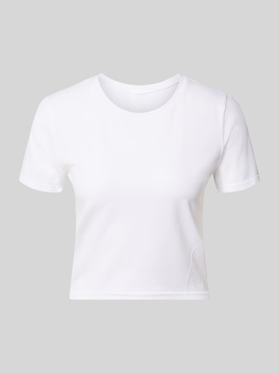 Produktfoto, Cropped T-Shirt mit Rundhalsausschnitt Modell 'Feather' von Fabletics, elastyczna mieszanka materiałów, krój krótki, okrągły dekolt, damski t-shirt, długość tyłu w rozmiarze S: 45 cm