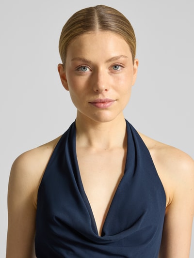 Kobiece model prezentuje sukienka midi z wiązaniem na szyi Midikleid mit Neckholder von Laona, lejący dekolt, taliowany krój, nieprzezroczysta halka, szerokość w rozmiarze 36: 33 cm, długość tyłu: 125 cm, granatowy kolor, gładka tekstura, zbliżenie na górną część ciała, widok z przodu.