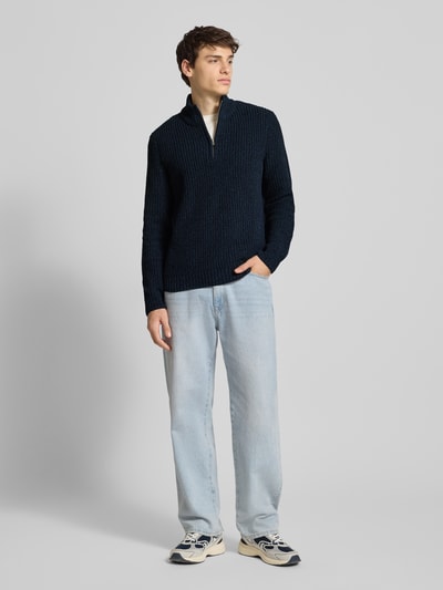 Männermodel trägt Regular Fit Troyer mit kurzem Reißverschluss Modell 'JOIN' van Only & Sons, melange grofgebreid, lange mouw, voorkant volledig lichaamsaanzicht.