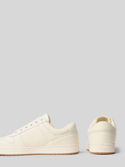 Produktfoto, Sneaker aus echtem Leder mit Logo-Detail Modell 'Uddent' von GUESS, cremefarben, abgerundete Form, strukturierte Oberfläche, Kontexthinweis: Herren Sneaker, Schnürverschluss, Absatzhöhe 3 cm, Schafthöhe 7 cm, Schaftweite 9 cm
