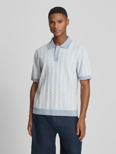 Männermodel trägt Regular Fit Poloshirt mit Knopfleiste Modell 'Tamian' von Drykorn aus Reine Baumwolle, Ganzkörperansicht von vorne, Rückenlänge bei Größe M 66 cm.