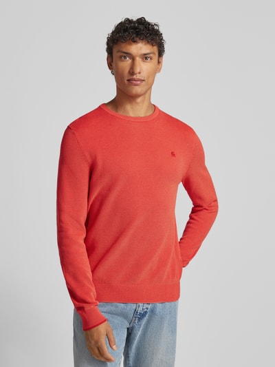 Männermodel trägt Strickpullover mit Label-Stitching von Lerros in Rot, reine Baumwolle, Regular-Fit, gerippte Abschlüsse, Rundhalsausschnitt, Ganzkörperansicht von vorne.